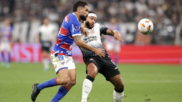 Fortaleza defender Emanuel Britez (left) battles Corinthians' Memphis Depay